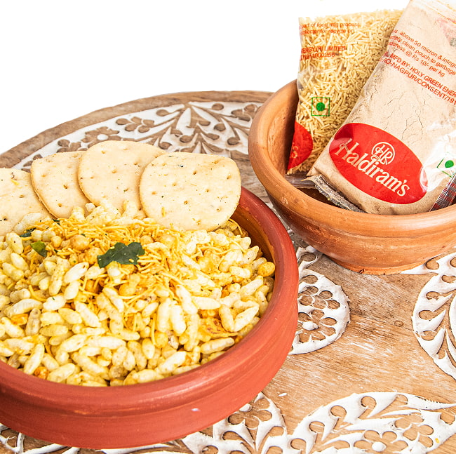 【送料無料・20個セット】インドのお菓子 マサラぽん菓子 ベルプリ - Bhel Puri 4 - 中にはピーナッツ、ポン菓子、付属のマサラとトッピング用のセブ(ヌードル状のスナック)が入ってます。