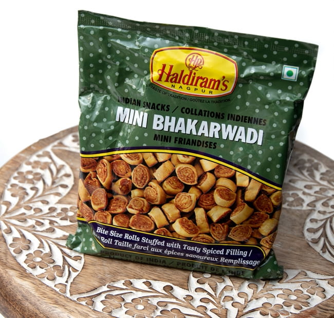 【ケース販売・20個セット】インドのお菓子 Mini Bhakarwadi - ミニバッカルワリ 3 - 斜めから撮影しました