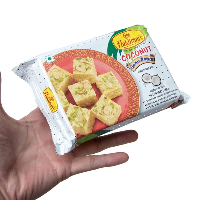 【ケース販売・36個セット】インドのお菓子 ソーンパブディ ココナッツ COCONUT SOAN PAPDI 4 - サイズ比較のために手に持ってみました