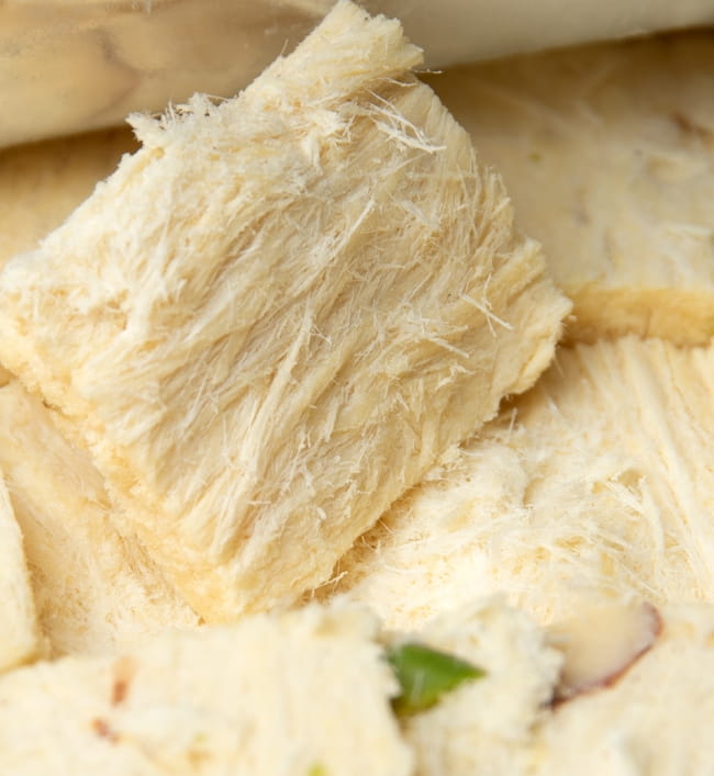 【ケース販売・36個セット】インドのお菓子 ソーンパブディ ココナッツ COCONUT SOAN PAPDI 9 - 細い飴の繊維でお菓子が作られているのがわかります。