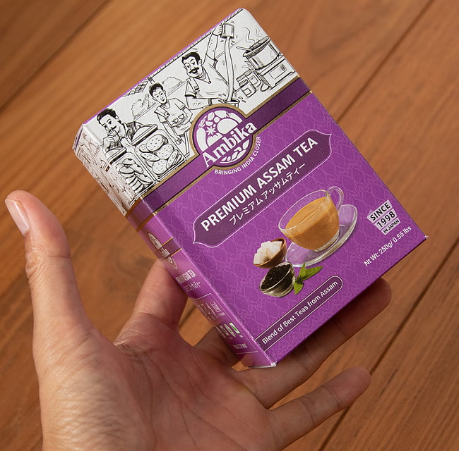 【送料無料・20個セット】チャイ用紅茶 - CTC - プレミアムアッサム紅茶【250g】 6 - サイズ比較のために手に持ってみました