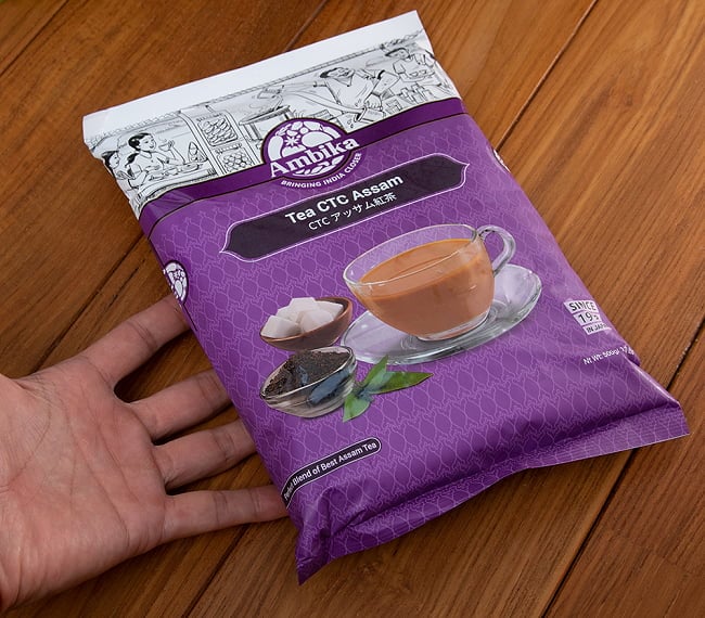 【12個セット】チャイ用紅茶 - CTC アッサムティー（袋入り） 【500g】  8 - サイズ比較のために手と一緒に