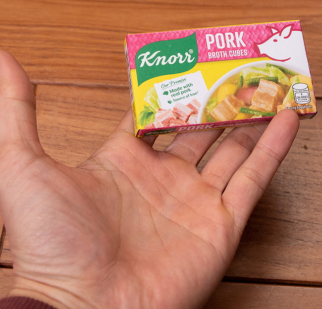 【24個セット】ポークキューブ フィリピン 60g 【KNORR】 5 - サイズ比較のために手に持ってみました