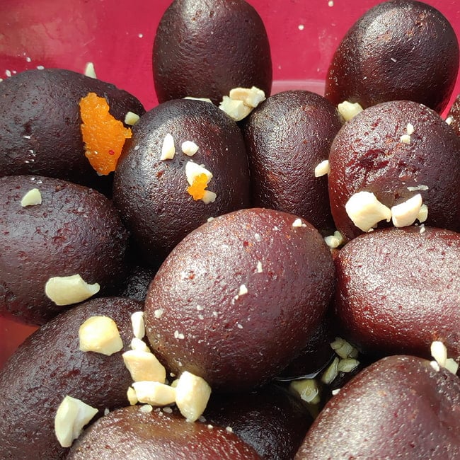 【送料無料・12個セット】クラブジャムン - Gulab Jamun(1kg)【Haldirams】 7 - こちらがグラブジャムン。インド本国で撮影したもので、本品とは異なりますが、ほぼ同じ感じだと思います
