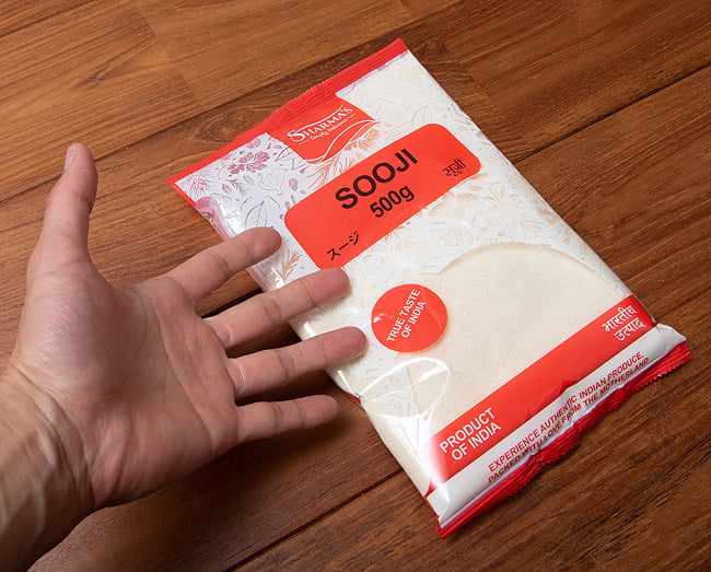 【20個セット】セモリナ粉 - スージ Sooji　【500g】Sharma  6 - サイズ比較のために手に持ってみました