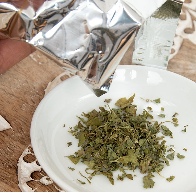 【10個セット】フェヌグリーク リーフ - カスーリ メティ Kasoori Methi 【100g】 4 - 箱の中に銀色の真空包装で入っています。あけたところです。