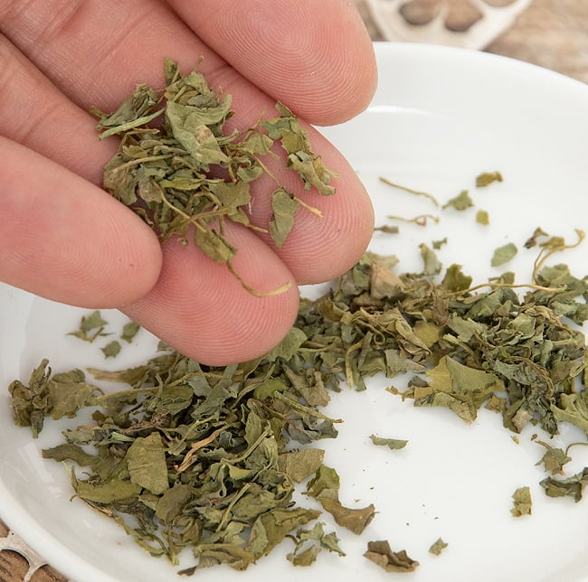 【5個セット】フェヌグリーク リーフ - カスーリ メティ Kasoori Methi 【100g】 3 - リーフを細かく裁断した状態のものが入っています。