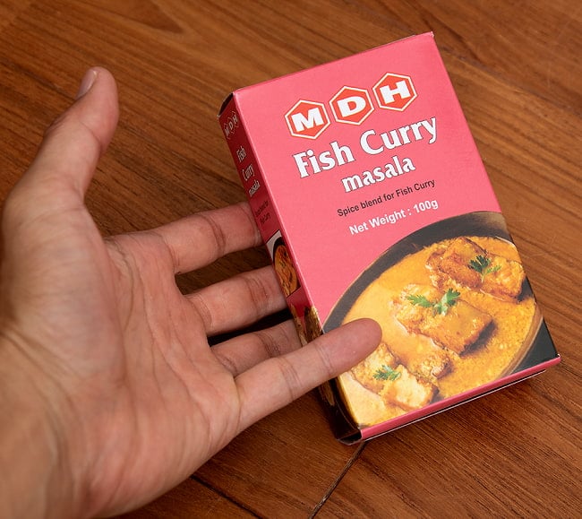 【6個セット】フィッシュカレー マサラ スパイス ミックス - 100g 小サイズ 【MDH】 3 - 手に持ってみました。