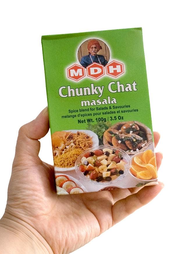 【12個セット】チュンキー チャット マサラ スパイス ミックス - 100g 小サイズ 【MDH】 3 - 手に持ってみました。お好みでサラダや果物に振りかけてください。もちろんカレーにもどうぞ。