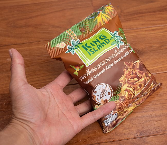 【6個セット】ココナッツチップス コーヒー味 40g 【KING ISLAND】 4 - 手に持ってみました。後引き注意なので、このぐらいの大きさのほうがいいのかと思います。