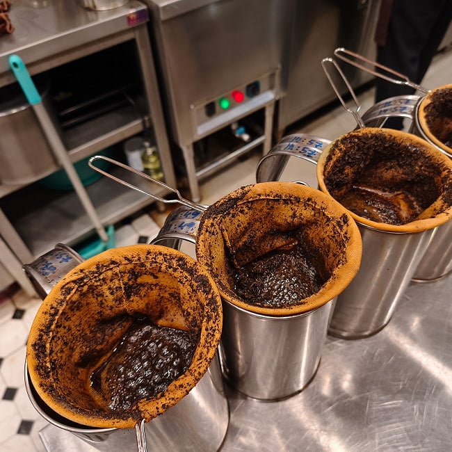 【送料無料・12個セット】タイの紅茶　チャーポン 茶葉 【Cha Tra Mue Brand チャトラムー】 8 - 実店舗でタイティーを煮出しているところです。ネルドリップでじっくりと煮出します