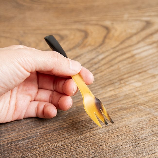 【6個セット】キャトルホーン　水牛の角のフォーク　美しいべっ甲模様[11.5cm×1.5cm] 8 - 手に持ってみました