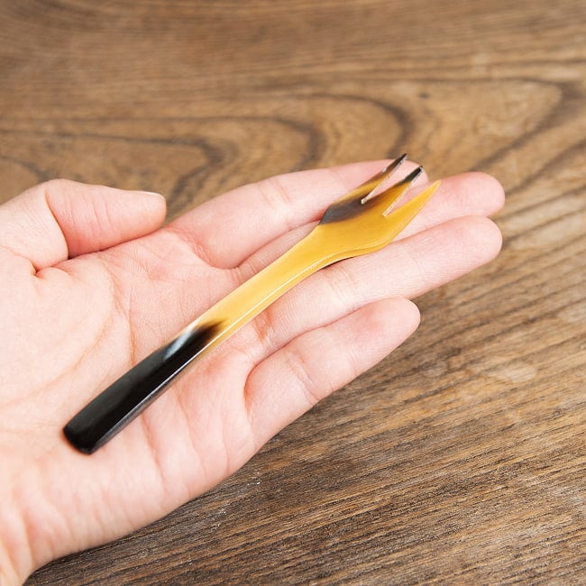 【6個セット】キャトルホーン　水牛の角のフォーク　美しいべっ甲模様[11.5cm×1.5cm] 9 - 手のひらに収まるサイズです