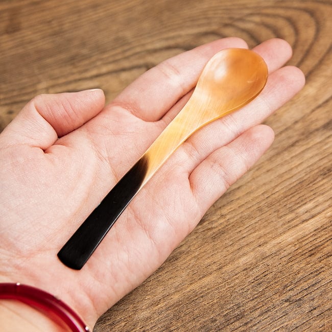【6個セット】キャトルホーン　水牛の角のデザートスプーン　美しいべっ甲模様[11cm×2.5cm] 9 - 手のひらに収まるサイズです