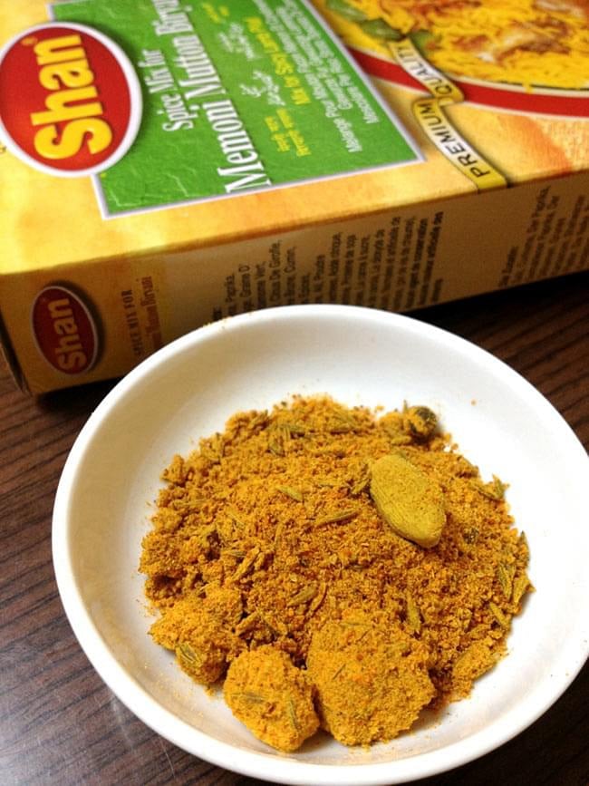 【メール便送料・4個セット】メモニマトン　ビリヤニミックス-Memoni  Biryani - 60g 【Shan】 7 - パッケージ変更前の同じ商品の中身です。ホールスパイスはホールのまま入っています。料理の気分が高まりますね！