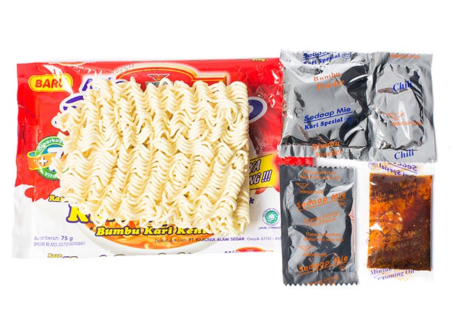 【12個セット】インスタント ヌードル オニオンチキン味 【Mie Sedaap】 3 - 乾麺に液体調味料、粉末調味料がついています。(写真は、同シリーズの味違いの商品です。)