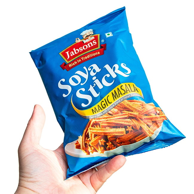 【12個セット】ソヤ スティック マジック マサラ  - Soya Sticks Magic Masala 180g 【Jobsons】 5 - 手に持ってみました。酒の肴におやつに皆さんでつまむのに丁度いいサイズですね。ちなみに20%増量キャンペーンは終了しています。あしからずご了承ください。