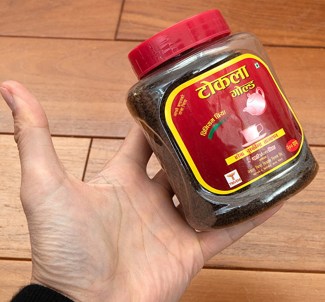 【6個セット】ネパールの紅茶 トクラゴールド CTC 紅茶 - TOKLA GOLD 200g 6 - サイズ比較のために、手に持ってみました