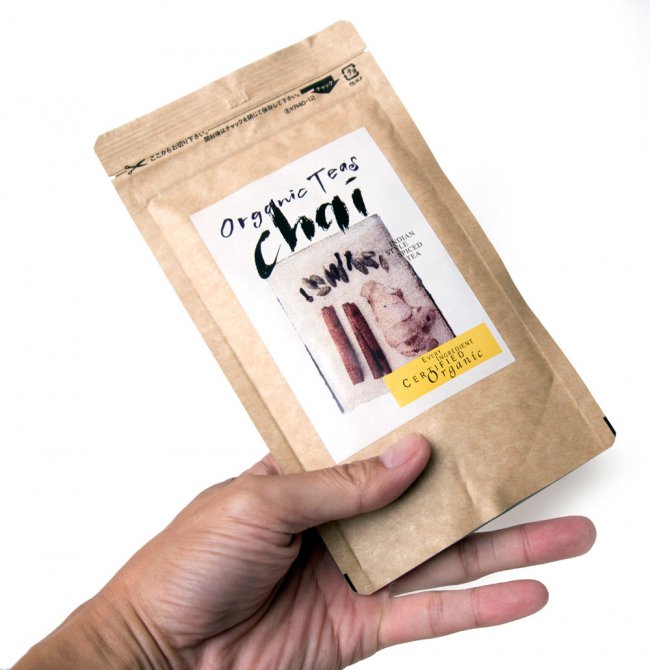 【3個セット】オーガニック・チャイ用紅茶 - スパイス入り 【60ｇ】 5 - サイズ比較のために手に持ってみました