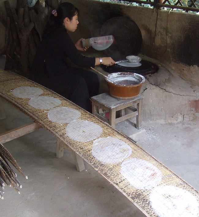 【6個セット】ライスペーパー 22cm【LOTUS BRAND】 6 - ライスペーパーを作っているところです