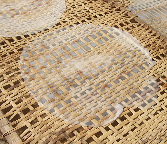 【6個セット】ライスペーパー 22cm【LOTUS BRAND】 8 - 竹の上で乾燥させますので、竹の跡が完成したライスペーパーについています