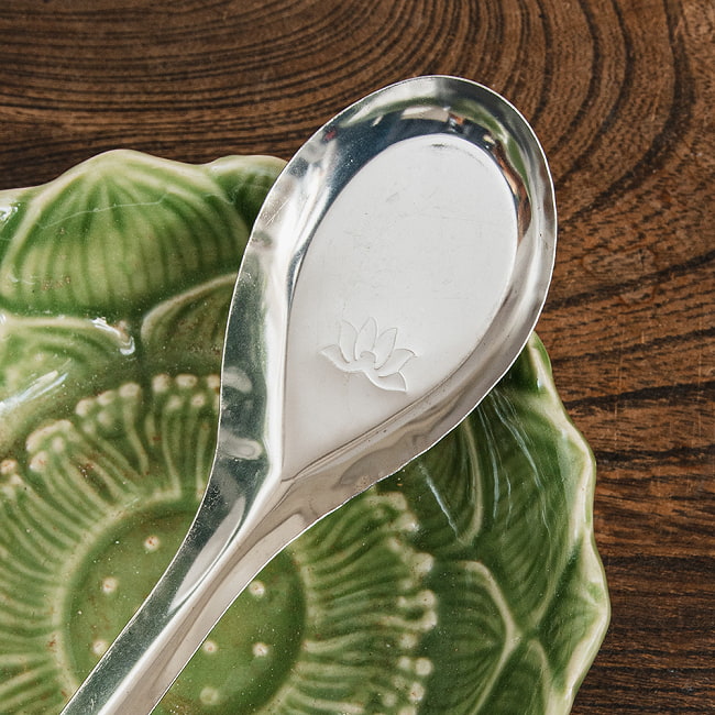 【20個セット】ベトナムのスプーン　ロータス模様がかわいい　レンゲ 3 - 拡大してみてみました。蓮の花の刻印が可愛らしいです。