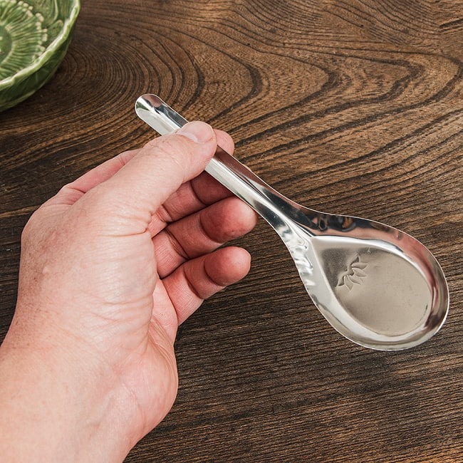 【20個セット】ベトナムのスプーン　ロータス模様がかわいい　レンゲ 7 - 手に取るとこれくらいの大きさです。