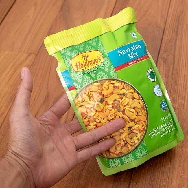 【6個セット】インドのお菓子 ナブラタンミックス - NAVRATAN MIX 4 - サイズ比較のために手に持ってみました