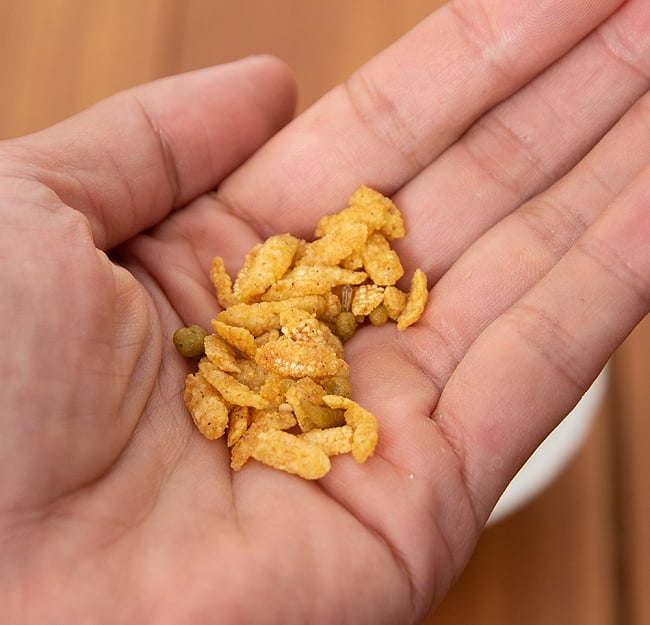 【6個セット】インドのお菓子 ナブラタンミックス - NAVRATAN MIX 7 - サイズ比較のために手に持ってみました