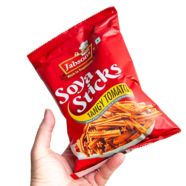 【6個セット】マサラ ソイ スティック タンギー トマト味 - Soya Sticks Tangy Tomato 180g 【Jobsons】 5 - 手に持ってみました。酒の肴におやつに皆さんでつまむのに丁度いいサイズですね。ちなみに20%増量キャンペーンは終了しています。あしからずご了承ください。