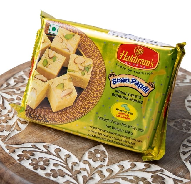 【6個セット】インドのお菓子  ソーン パブディ ピスタチオ リッチ − SOAN PAPDI 3 - 斜めから撮影しました