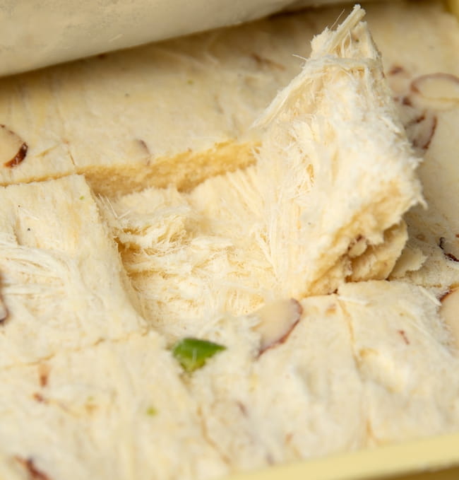 【6個セット】インドのお菓子  ソーン パブディ ピスタチオ リッチ − SOAN PAPDI 7 - ホロリと崩れる柔らかさです