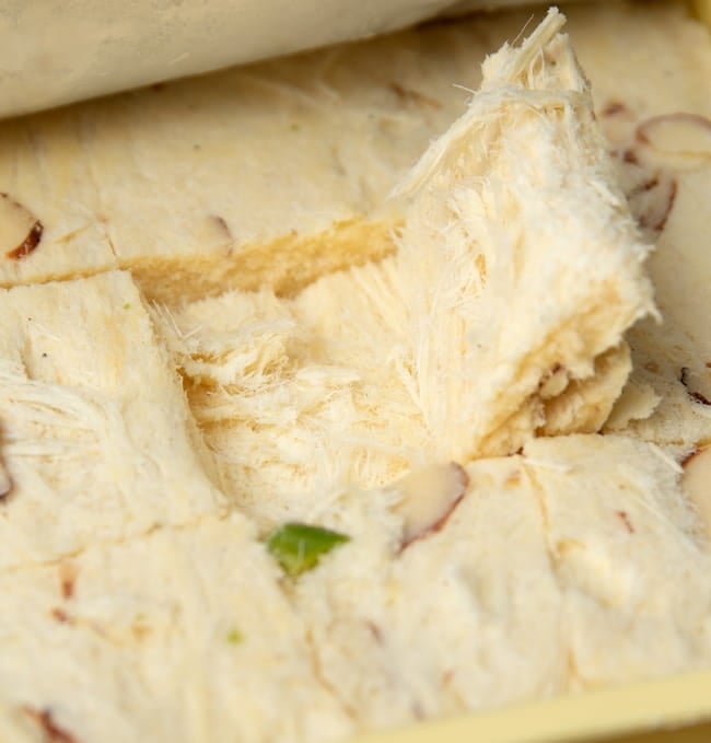 【6個セット】インドのお菓子 ソーンパブディ ココナッツ COCONUT SOAN PAPDI 7 - ホロリと崩れます。なお、写真はピスタチオ リッチのソーンパプディです。