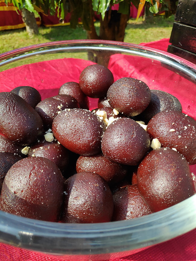 【6個セット】[ワケあり]クラブジャムン - Gulab Jamn(1kg)【Haldirams】 6 - こちらがグラブジャムン。インド本国で撮影したもので、本品とは異なりますが、ほぼ同じ感じだと思います