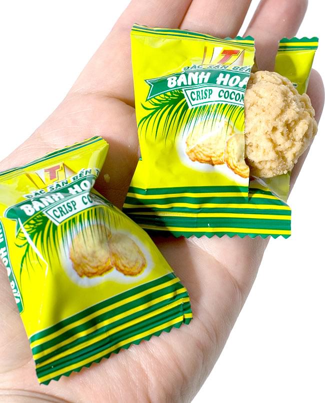 【6個セット】ベトナムココナッツクッキー 150g 【YEN HOANG】 4 - 手に乗せてみました。一口サイズで、どなたでも食べやすいです。