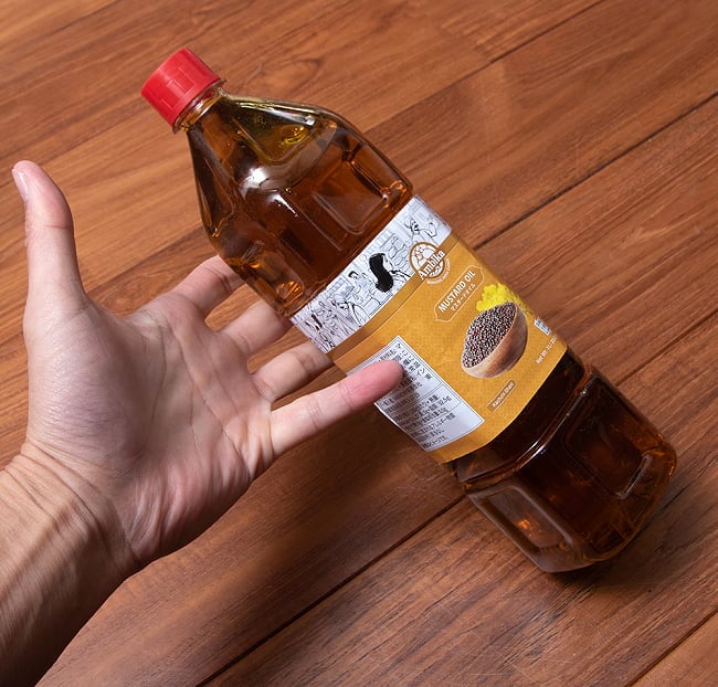 【6個セット】マスタード オイル - Mustard Oil 910ml 3 - 手に持ってみました。たっぷり使える1000ml入りです
