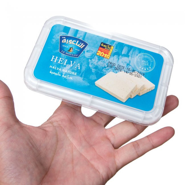 【6個セット】アラブのスイーツ ハルワ・シャミア 四角 200g （バニラ風味） 【LE MOULIN】 3 - 手に持ってみました。たっぷり入っています