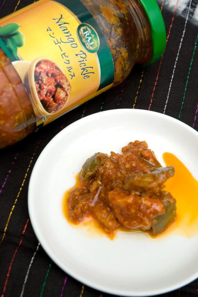 【6個セット】インドのピクルス (アチャール) - マンゴー400g 【RAJ】 3 - 大き目にカットしたマンゴーがごろっと入っています。唐辛子と塩によく漬かっています。製造会社ごとに秘伝の味付けがあり味が違いますので、食べ比べて見てお好みの一品を探してみてはいかがでしょうか。