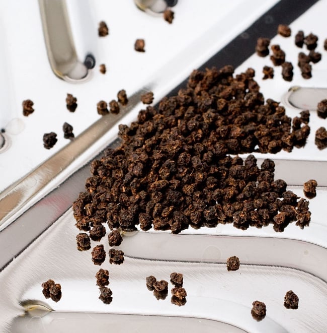 【3個セット】チャイ用紅茶 - CTC - プレミアムアッサム紅茶【250ｇ】 7 - CTC紅茶葉をアップで撮影しました