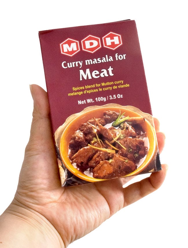【6個セット】ミートカレーマサラ スパイス ミックス - 100g 小サイズ 【MDH】 3 - 手に持ってみました。こちらの一箱で約4人分を約6回作ることが出来ます。(箱裏レシピ参照による)