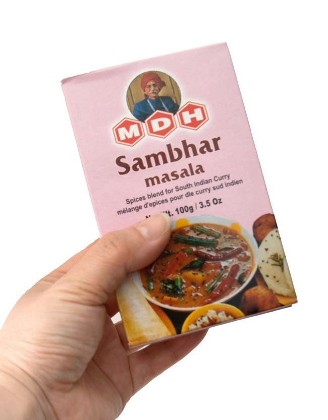 【6個セット】サンバル マサラ スパイス ミックス - 100g 小サイズ 【MDH】 4 - 手に持ってみました。