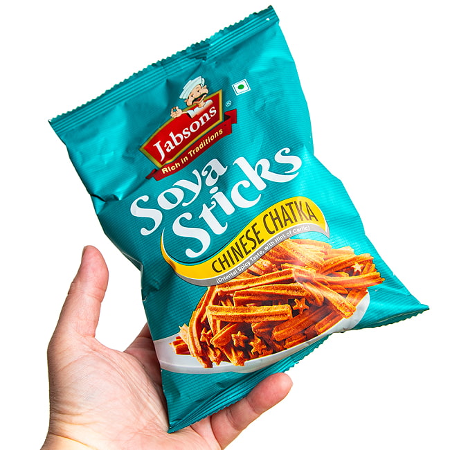 【6個セット】マサラ ソイ スティック チャイニーズ チャトカ 味 - Soya Sticks Chinese Chatka 180g 【Jobsons】 5 - 手に持ってみました。酒の肴におやつに皆さんでつまむのに丁度いいサイズですね。ちなみに20%増量キャンペーンは終了しています。あしからずご了承ください。