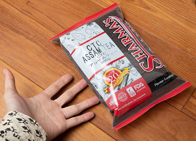 【送料無料・6個セット】チャイ用紅茶- SHARMA CTC アッサムティー（袋入り）【500g】 7 - サイズ比較のために手と一緒に撮影しました