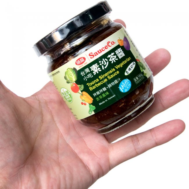 【6個セット】台湾 沙茶醤 - ベジタリアン サーチャー ジャン 【未榮食品】 4 - 手に持ってみました。大きくもなく小さくもなく丁度いい大きさです