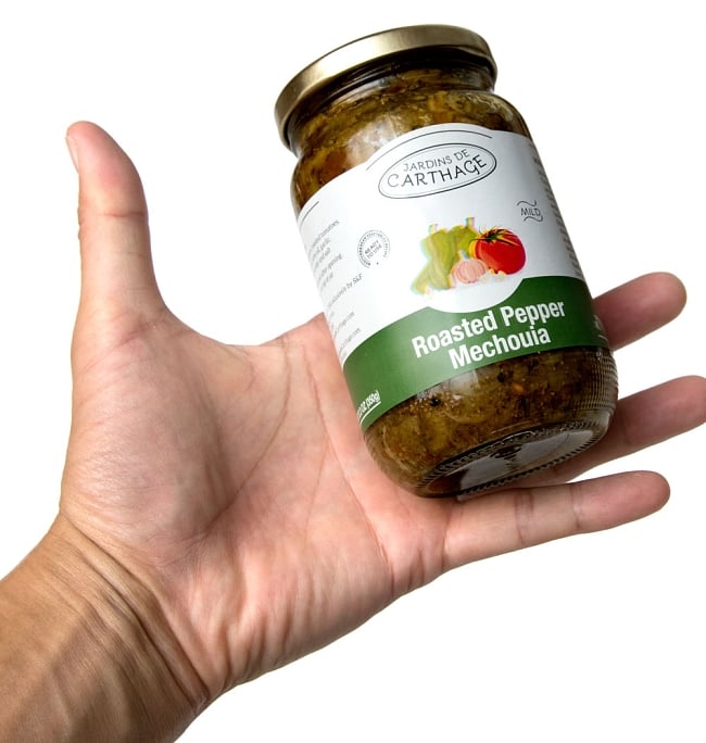 【6個セット】チュニジア風焼きピーマン -ローステッド・ペッパーメシュイヤマイルド[Roasted Pepper Machouia] 5 - 手に持ってみました。約1，2回分のお手頃な量です。