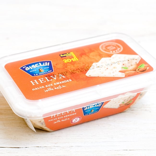 【6個セット】アラブのスイーツ ハルワ・シャミア 200g 四角（アーモンド入り バニラ風味）【LE MOULIN】 3 - 手に取るとこれくらいの大きさです。ちょっとづつでもいっぺんにバクバクでもいけます。