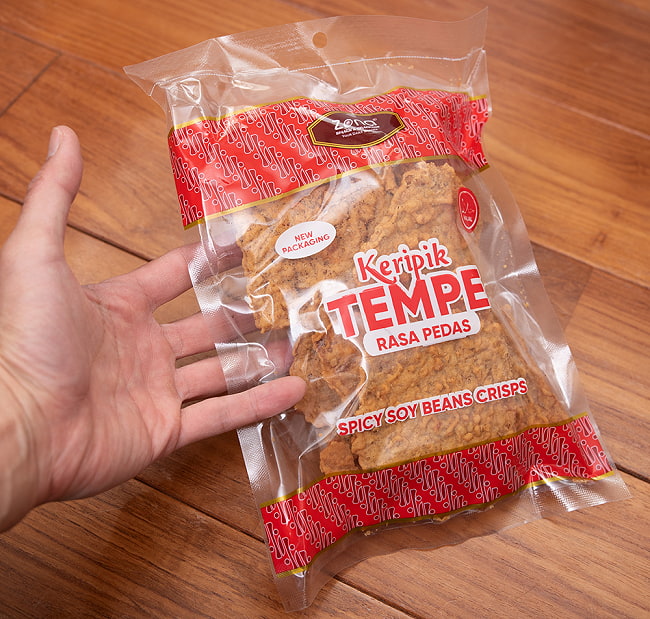 【6個セット】テンペ クリスピー スナック スパイシー味 - Keripik Tempe Pedas Poll 【Zona】 4 - 手に持ってみました。油で揚げてサクサクで軽くなっているので、たくさんテンペが食べられます。写真は古いパッケージのものです