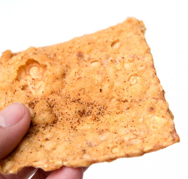 【6個セット】テンペ クリスピー スナック スパイシー味 - Keripik Tempe Pedas Poll 【Zona】 5 - スナックを手に持ってみました