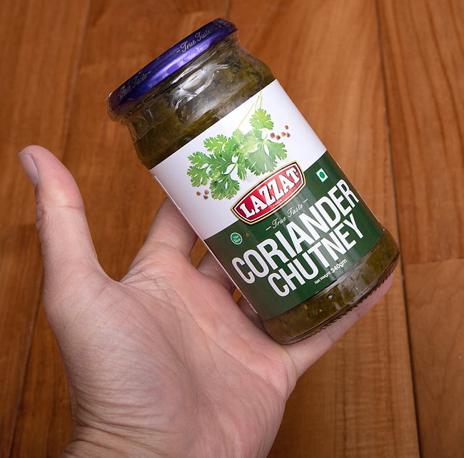 【6個セット】コリアンダーチャツネ - Coriander Chutney 430g 【LAZZAT】 5 - サイズ比較のために手に持ってみました
