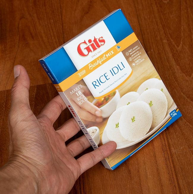 【6個セット】インドの軽食 ライス イドリーの素 - RICE IDLI Mix 【Gits】 4 - 手に持ってみました。この一箱で30g（直径5-6cm）のイドリーが18個作れます。